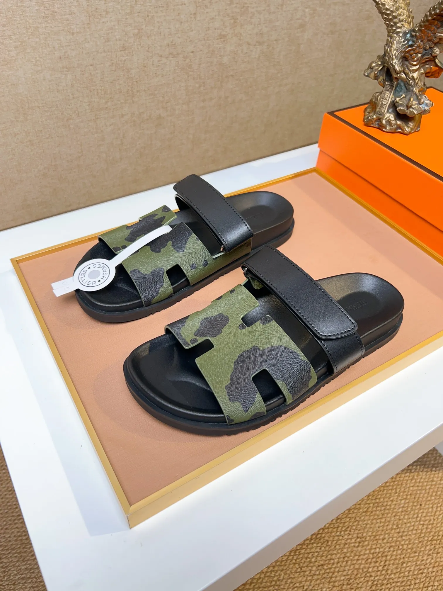 Men's clothing and shoes 💰340 💅💅💅 new arrival. Hermes Hermes official website latest counter synchronized new oran color leather H slippers, the original Paris version flew back to the original model and opened the mold to make it perfectly🍌The highest quality Sincerity, you can enter and leave the counter at will [Deyi] The upper is made of original customized  colored palm prints, crocodile print, ostrich print, colored cow leather, colored cow suede, 🤔 horse hair, 🥳 colored diamonds, 🥰 3D printing, and other genuine leather slippers, imported cow pattern foot pad lining, Italian  latest original genuine leather combination outsole Code number: 38-48 (customized at 46.47.48) Can be made into picture combination sole with genuine leather pattern and ordinary molded outsole